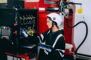 How can you become a mechanical technician? How much a mechanical technician earn in Australia?
